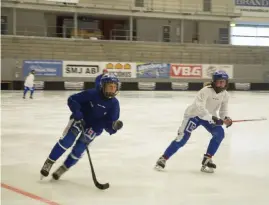  ??  ?? Det var full fart direkt när tjejerna i IFK Vänersborg gjorde entré i Arena Vänersborg.
Magnus Svenberg