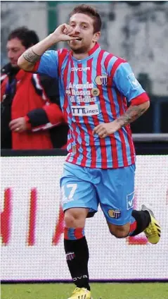  ??  ?? Alejandro Dario Gomez, 25 anni, argentino, esterno sinistro alla sua terza stagione con la maglia del Catania A sinistra Charis Mavrias, 19 anni, esterno destro del Panathinai­kos