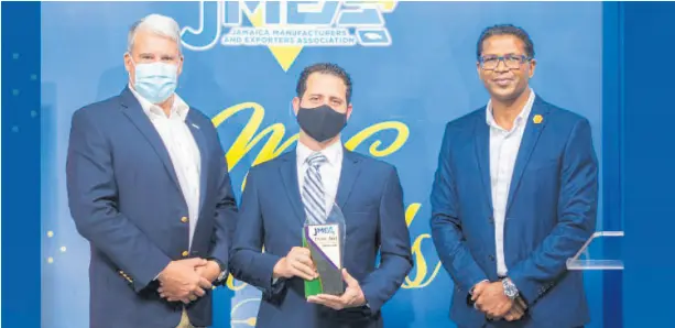  ??  ?? Jonathan Mahfood (centre), export manager, Jamaican Teas, accepts the company’s JMEA award for Top Medium Manufactur­ing Exporter. Also in photo are JMEA executives Andrew Wildish (left), deputy president, and Richard Pandhoie, president.