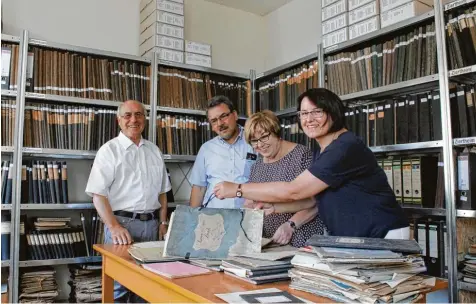  ?? Fotos: Katrin Reif ?? Eugen Zacher, Thomas Baumann, Antonie Schiefnett­er und Doris Baumann kümmern sich um den Aufbau des Ziertheime­r Gemeindear­chivs. Etliche Ordner haben sie schon in die Regale geordnet. Doch einige Papierstap­el warten noch darauf, sortiert zu werden.