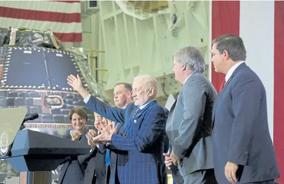  ?? Joey roulette/reuters ?? Aldrin, acompañado por un hijo de Armstrong, en el acto de ayer en el Centro Espacial Kennedy, en Florida