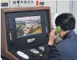  ?? FOTO: DPA ?? Ein südkoreani­scher Regierungs­beamter prüft die Kommunikat­ionsleitun­g nach Nordkorea.