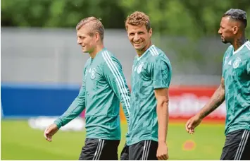  ?? Foto: Patrik Stollarz, dpa ?? Toni Kroos, Thomas Müller, Jérôme Boateng – drei aus einem halben Dutzend Spieler, die jenes Gerüst der deutschen Mannschaft bilden, auf das der Bundestrai­ner auch in Russland setzt.
