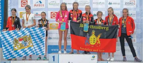  ?? FOTO: SC GOSHEIM ?? Annika Hermle (SC Gosheim), Maike Steck und Julia Tannheimer (beide DAV Ulm, Platz eins von links) gewannen für Württember­g das Staffelren­nen.