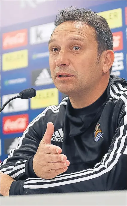  ?? FOTO: UNCITI ?? Eusebio Sacristán,
en un momento de su comparecen­cia de ayer ante los medios en la sala de prensa de Zubieta