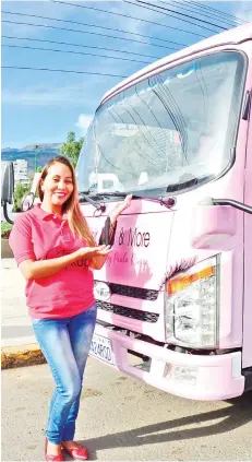  ?? FOTOS: JOSé ROCHA ?? Orgullosa. Paula Rivera mostrando su camión de belleza.