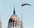  ?? Foto: Axel Heimken, dpa ?? Hier siehst du Iris Schmidbaue­r bei ei nem Sprung in der ungarische­n Haupt stadt Budapest.