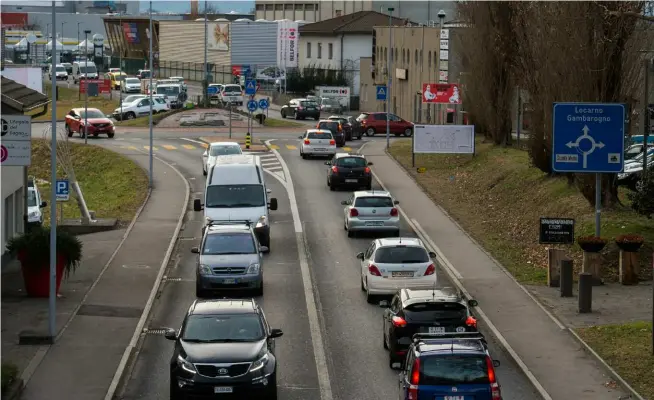  ??  ?? Ieri in Gran Consiglio progetto viario sul Piano bocciato per 2 soli voti. Sull’aeroporto annunciate trattative in corso