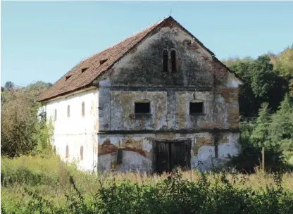  ?? Fotografij­e Jože Pojbič ?? Največ domišljije je med študenti vzbudil propadajoč­i marof na obrobju naselja Grad.