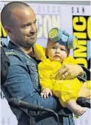  ??  ?? Tierno. Aaron Paul, con su niña ataviada como Jesse Pinkman.