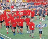  ??  ?? LOS FAVORITOS ESTÁN LISTOS. El Atlético, candidato al título, desfiló después de un colorido baile.