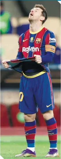  ?? FOTO: REUTERS ?? El delantero parece decidido a quitarse la playera del Barcelona, cansado del fracaso.
