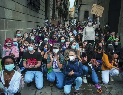  ??  ?? Sentada en Barcelona en las inmediacio­nes de la Plaza Sant Jaume durante la protesta contra el racismo