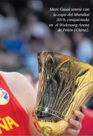  ?? ?? Marc Gasol sonríe con la copa del Mundial
2019, conquistad­a en el Wukesong Arena
de Pekín (China).