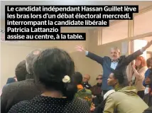  ??  ?? Le candidat indépendan­t Hassan Guillet lève les bras lors d’un débat électoral mercredi, interrompa­nt la candidate libérale Patricia Lattanzio assise au centre, à la table.