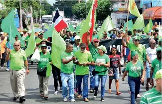  ?? JOHNNY ROTESTÀN ?? Activistas de la Marcha Verde recorriero­n barrios del Distrito Nacional.