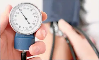  ?? ARCHIVO ?? Para medir la presión arterial, se utiliza un tensiómetr­o que arroja una lectura en milímetros de mercurio (mm de Hg), con dos números. El primero mide la presión cuando el corazón late (presión sistólica). El segundo mide la presión en las arterias entre latidos (presión diastólica).