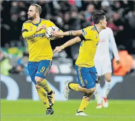  ?? FOTO: AP ?? Higuaín y Dybala, protagonis­tas El ‘Pipita’ marcó el primer gol y asistió al argentino