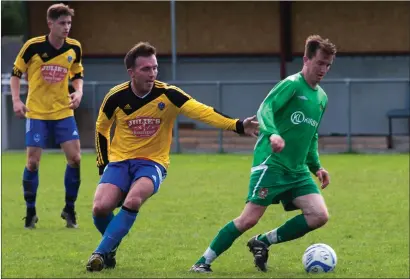  ?? Diarmuid Walsh (Ballyheigu­e) in action with Mike Murphy (CG Killarney) in Division 1 A at Mounthawk Park on Sunday ??