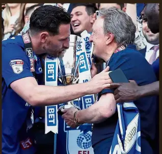  ?? — Reuters ?? Bluebirds in top flight: Cardiff manager Neil Warnock (right) and Gary Madine holding the trophy.