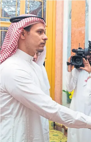  ??  ?? El saludo entre el hijo de Khashoggi y el príncipe Mohammed, en Riad