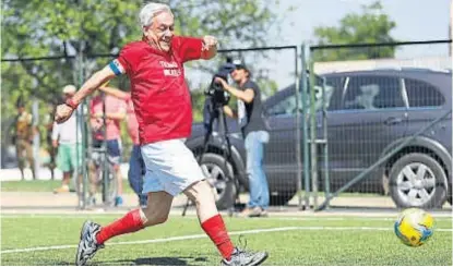  ?? (DPA) ?? Puntero. El expresiden­te Piñera, que jugó ayer un partido de fútbol, encabeza encuestas desde hace un año.