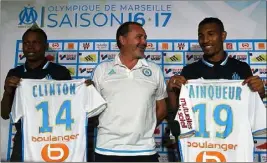  ?? (Photo AFP) ?? Le directeur sportif de l’OM Gunter Jacob (ici entouré des recrues Njie et Vainqueur) croit que son équipe « peut aller loin en L ».