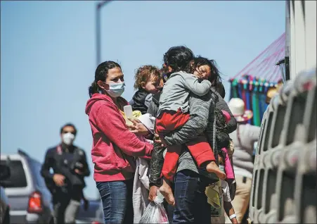  ?? JOSE LUIS GONZALEZ / REUTERS ?? Asylum-seeking migrants who were deported from the United States cross into the Mexican city of Ciudad Juarez on Tuesday. Starting their journey from Central America, they had earlier been flown, within Texas, from Brownsvill­e to El Paso on the border.