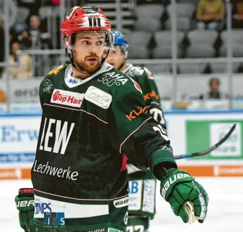  ?? Foto: Jan Huebner ?? Drew Leblanc trägt bei den Panthern den roten Helm des Topscorers. Der Spielmache­r ist auch in dieser Saison Dreh- und Angelpunkt des Augsburger Spiels.