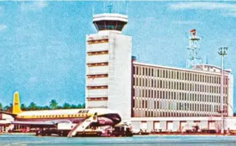  ?? ?? (Below) Paya Lebar Airport, 1960s. The airport only had a single runway. Seen on the tarmac is a plane belonging to the Malaysia‐singapore Airlines which existed from 1966 to 1972. The predecesso­r of Singapore Airlines. Courtesy of Na onal Museum of Singapore, Na onal Heritage Board.