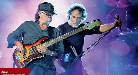  ??  ?? Amici
A sinistra, Patrick Djivas, da 47 anni bassista della band simbolo del prog rock italiano, con Franz Di Cioccio. Nella foto piccola, Fabrizio De André