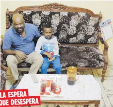  ??  ?? El activista sudanés, Taye Ibrahim, de 40 años, quien ha expuesto los abusos contra civiles en su país y aquí junto a su hijo Mohammed viendo televisión, confía en regresar a EE.UU. para estar con su familia en Iowa.