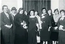  ?? CASARIEGO/EFE ?? Charla en el Lyceum Club Femenino (1935) en el que asisten Campoamor, Victoria Kent, Margarita Xirgu y Maeztu
