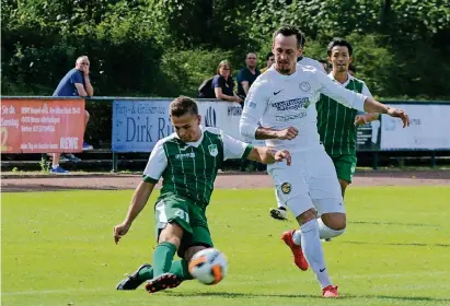  ?? NGZ-FOTO: WOI ?? Gegen den TV Kalkum strebt Kevin Dyla (l.) mit dem SV Uedesheim den ersten Punktgewin­n der Saison an.