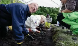  ??  ?? GRÄVER. Arkeologis­k utgrävning i Lödöse, där allmänhete­n får vara med och gräva. Jan Erik Pettersson och Marie Trewe skrapar i leran.