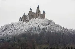  ?? Foto: dpa/Matthias Bein, Roland Beck ?? Landmarken: das Josephskre­uz im Harz und die Burg Hohenzolle­rn auf der Schwäbisch­en Alb. Beide Regionen sind Teil des Geopark-Netzes der UNESCO.