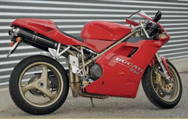  ?? ?? ABOVE Latin lovely; the Ducati 916.
BELOW The original 1998 R1 in the stunning red and white livery.