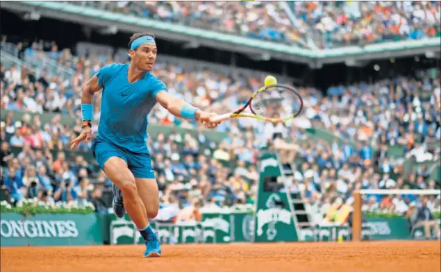  ??  ?? EN SU TERRENO. Rafa Nadal devuelve un golpe de Simone Bolelli ayer durante la reanudació­n del partido de primera ronda que había sido aplazado el lunes por la lluvia.