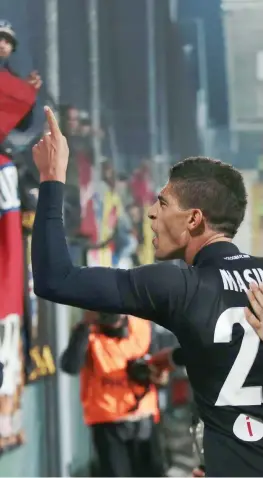  ?? ANSA ?? Adam Masina si sgola di fronte ai tifosi rossoblù in delirio: «Il gol è vostro»