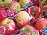  ??  ?? Pink Kids is ’n spesiale projek om kleiner appels spesifiek vir kinders te verpak. Ceres Fruit Growers het in flow wrap-tegnologie belê om die appels in die mooi, blink, deursigtig­e verpakking­s te pak. Elke appel is duidelik sigbaar in die plat verpakking.
