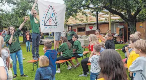  ?? FOTO: LENA REINER ?? Beim Völkerball spielen hier nicht zwei sondern drei Mannschaft­en gegeneinan­der: Eltern, Betreuer und Kinder.