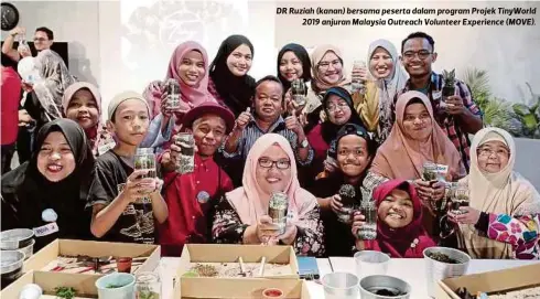  ??  ?? DR Ruziah (kanan) bersama peserta dalam program Projek TinyWorld
2019 anjuran Malaysia Outreach Volunteer Experience (MOVE).