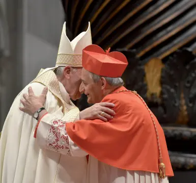  ??  ?? L’abbraccio del Papa con il cardinale Zuppi (Servizio fotografic­o vaticano)