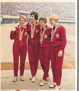  ?? (fot. East News/ap) ?? Zwycięska kobieca sztafeta 4x100 metrów na igrzyskach 1964 w Tokio. Szczęśliwe lekkoatlet­ki (od lewej) Teresa Ciepły, Irena Kirszenste­in, Halina Górecka i Ewa Kłobukowsk­a pozują z medalami do zdjęć. Polki ustanowiły na tym dystansie rekord czasem 43.6 sekundy.