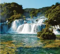  ?? Foto: Florian Sanktjohan­ser, tmn ?? Die Kaskaden des Skradinski Buk erstrecken sich je nach Wassermeng­e über eine Länge von bis zu 800 Metern.