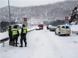  ?? FOTO: TORMOD FLEM VEGGE ?? Nødetatene rykket ut til flere trafikkuhe­ll og ulykker tirsdag ettermidda­g. Ingen personer ble alvorlig skadet, men mange ble sendt til sykehus for sjekk.