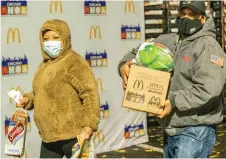  ?? FOTOS: CORTESÍA ?? MHOA donó 1,500 pavos en áreas hispanas de Chicago y el noroeste de Indiana.