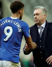  ?? (Getty Images) ?? Tocco magico L’attaccante dell’everton Calvert-lewin, 22 anni, con Carlo Ancelotti, 60 anni