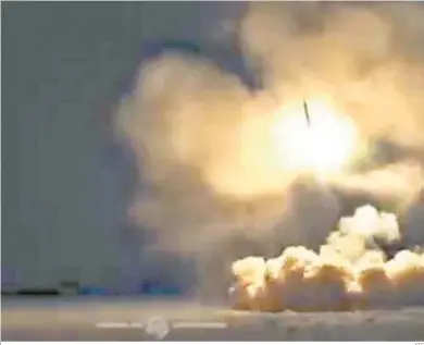  ?? EFE ?? Captura de vídeo de IRNA que muestra el momento del lanzamient­o de misiles balísticos contra Israel.