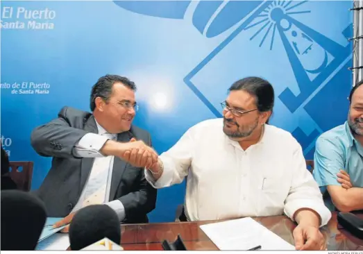  ?? ANDRÉS MORA PERLES ?? El ex alcalde del Partido Popular Enrique Moresco, con el arquitecto Manuel Ángel González Fusteguera­s el día de la firma del contrato, en 2008.